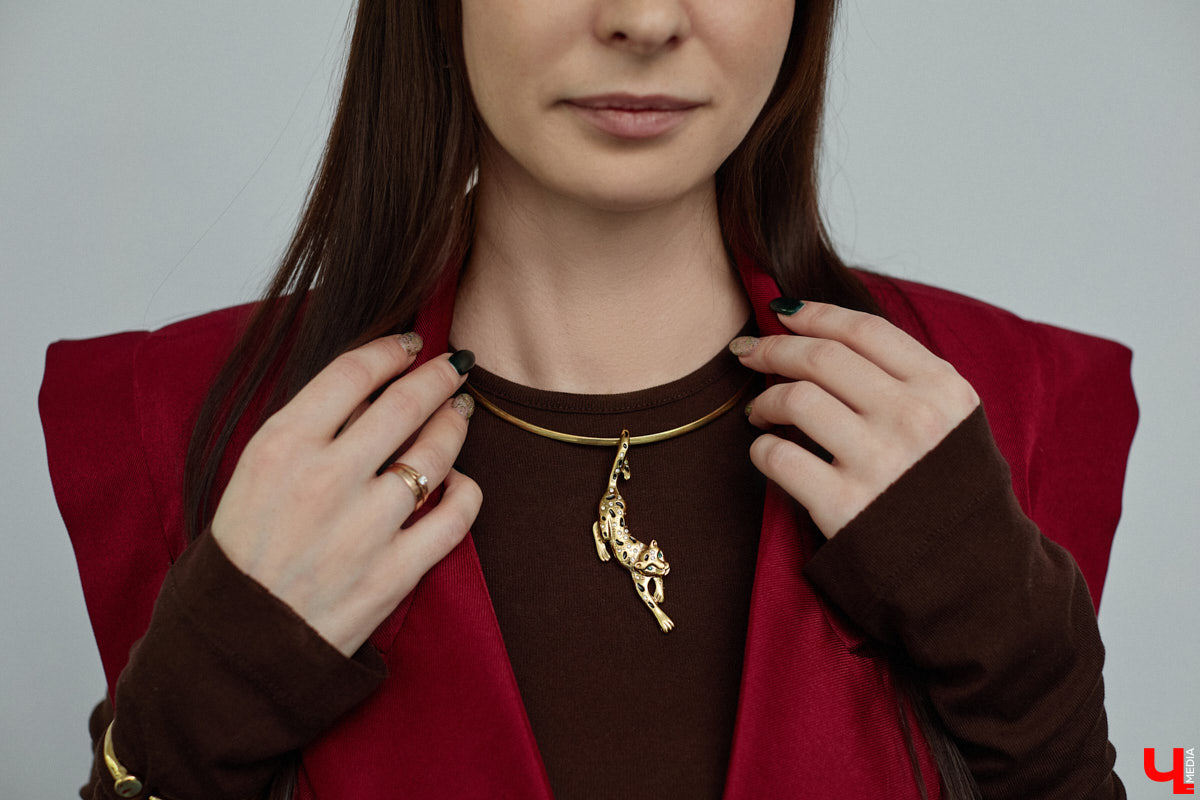 Жительница Владимира Ольга Пенкина вполне могла бы стать моделью, но работает в обычной школе учительницей биологии. Для своих учеников эффектная брюнетка — настоящий пример того, как оставаться стильной и индивидуальной. Конечно, в школе приходится соблюдать строгий дресс-код, но наша героиня точно знает, как разбавить деловой образ яркими акцентами.