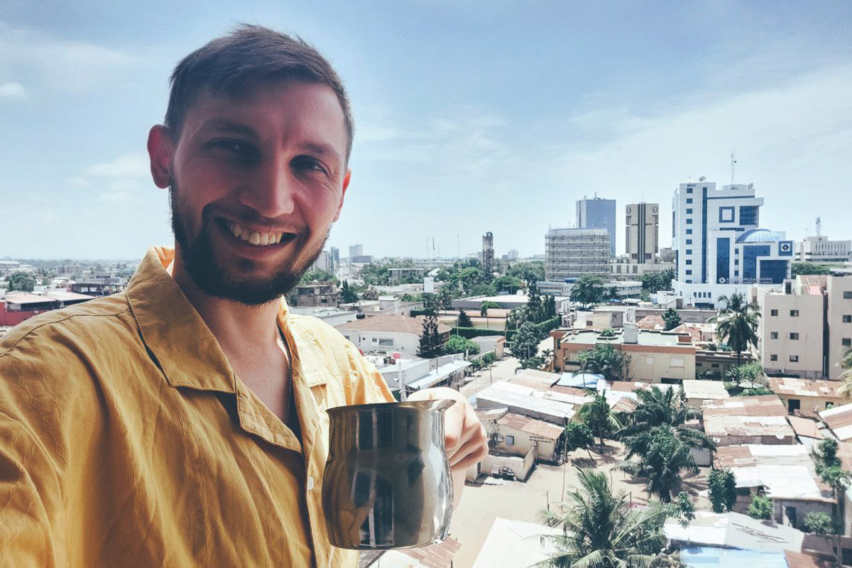 Туда, где Андрей Дубровский прожил три месяца, толпы туристов не текут. Да и сам владимирец отправился в Западную Африку не в статусе отдыхающего. Свое рабочее турне по Того и Бенину путешественник сравнивает с экспедицией из бумажных тревел-журналов вроде Geo и «Вокруг света». Всё вышло очень натурально и, конечно, не без трудностей.