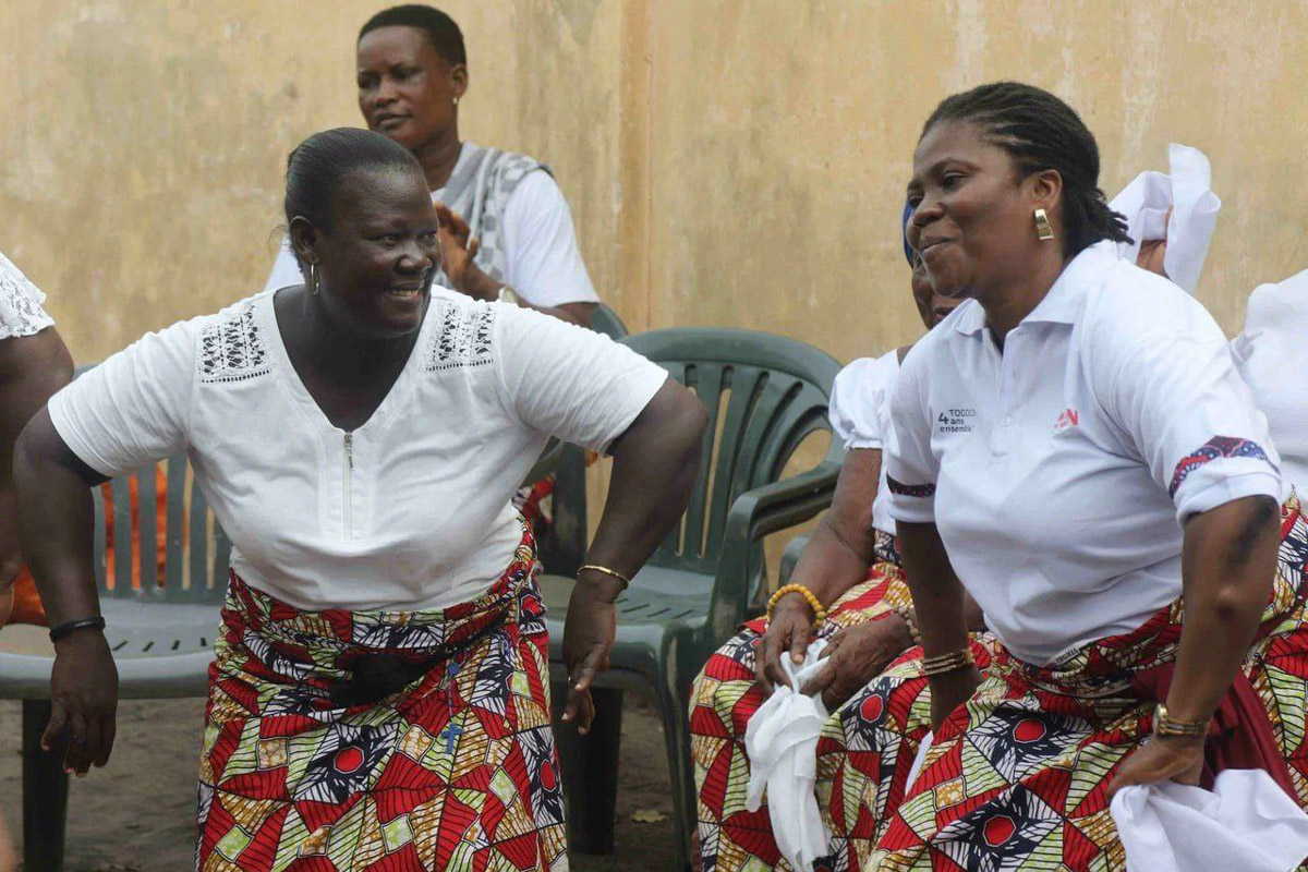 Туда, где Андрей Дубровский прожил три месяца, толпы туристов не текут. Да и сам владимирец отправился в Западную Африку не в статусе отдыхающего. Свое рабочее турне по Того и Бенину путешественник сравнивает с экспедицией из бумажных тревел-журналов вроде Geo и «Вокруг света». Всё вышло очень натурально и, конечно, не без трудностей.