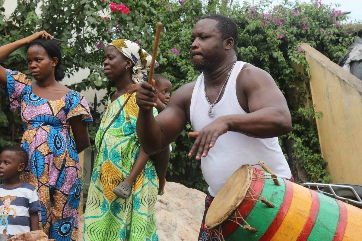 Туда, где Андрей Дубровский прожил три месяца, толпы туристов не текут. Да и сам владимирец отправился в Западную Африку не в статусе отдыхающего. Свое рабочее турне по Того и Бенину путешественник сравнивает с экспедицией из бумажных тревел-журналов вроде Geo и «Вокруг света». Всё вышло очень натурально и, конечно, не без трудностей.