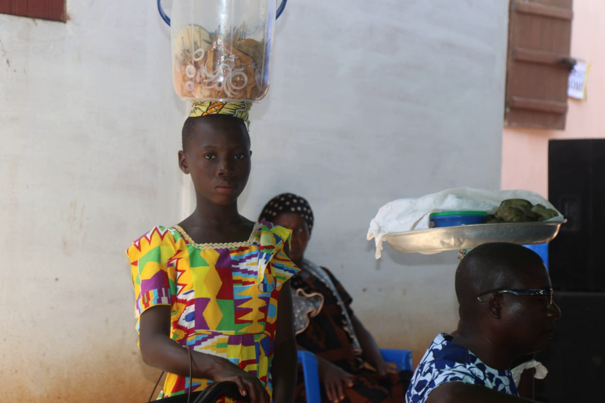 Туда, где Андрей Дубровский прожил три месяца, толпы туристов не текут. Да и сам владимирец отправился в Западную Африку не в статусе отдыхающего. Свое рабочее турне по Того и Бенину путешественник сравнивает с экспедицией из бумажных тревел-журналов вроде Geo и «Вокруг света». Всё вышло очень натурально и, конечно, не без трудностей.