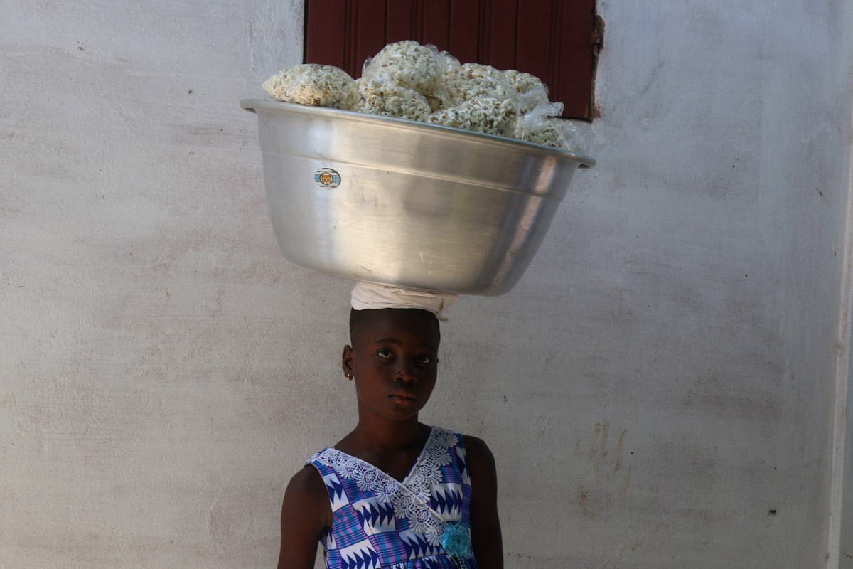 Туда, где Андрей Дубровский прожил три месяца, толпы туристов не текут. Да и сам владимирец отправился в Западную Африку не в статусе отдыхающего. Свое рабочее турне по Того и Бенину путешественник сравнивает с экспедицией из бумажных тревел-журналов вроде Geo и «Вокруг света». Всё вышло очень натурально и, конечно, не без трудностей.