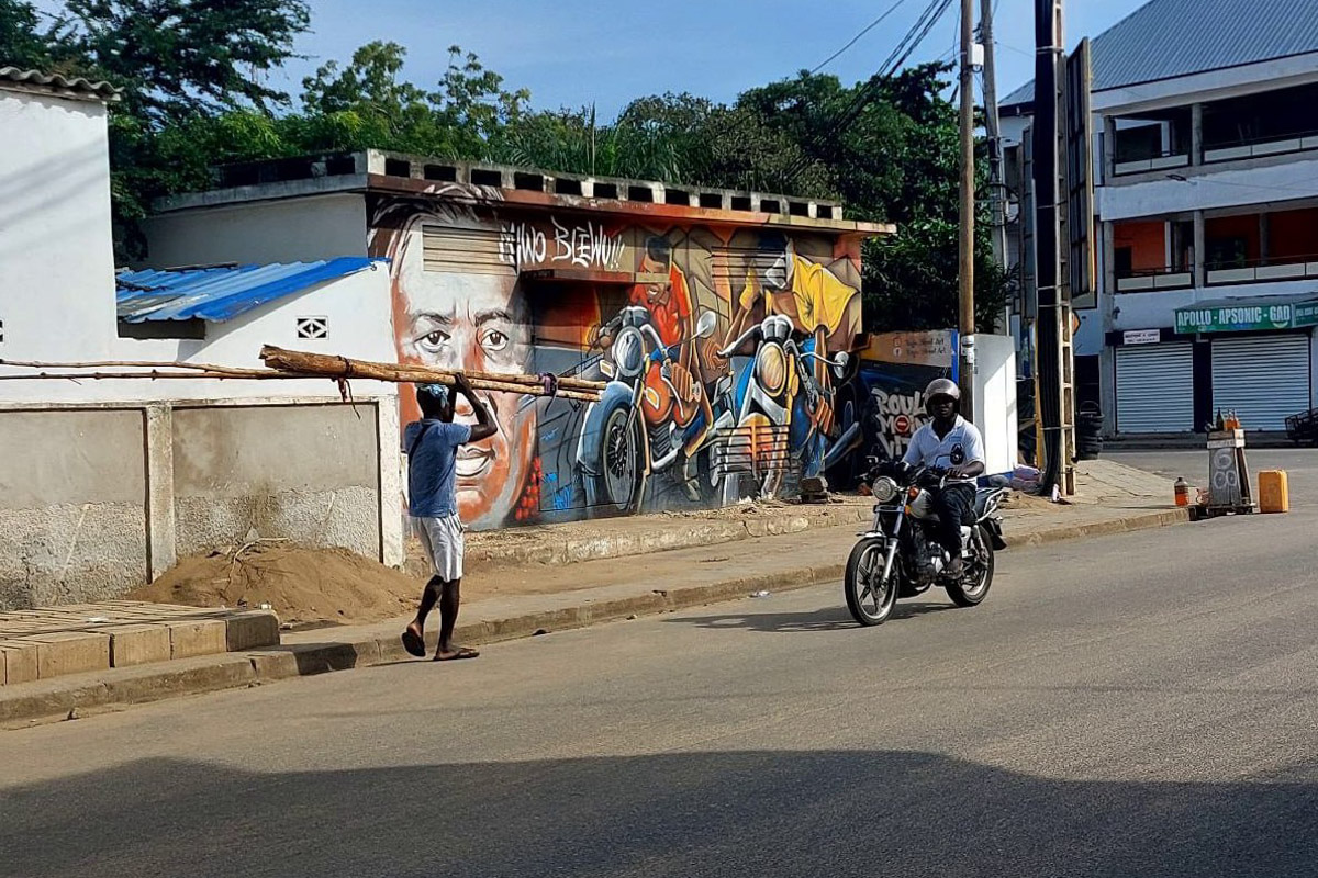 Туда, где Андрей Дубровский прожил три месяца, толпы туристов не текут. Да и сам владимирец отправился в Западную Африку не в статусе отдыхающего. Свое рабочее турне по Того и Бенину путешественник сравнивает с экспедицией из бумажных тревел-журналов вроде Geo и «Вокруг света». Всё вышло очень натурально и, конечно, не без трудностей.