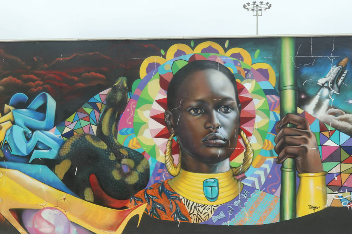 Туда, где Андрей Дубровский прожил три месяца, толпы туристов не текут. Да и сам владимирец отправился в Западную Африку не в статусе отдыхающего. Свое рабочее турне по Того и Бенину путешественник сравнивает с экспедицией из бумажных тревел-журналов вроде Geo и «Вокруг света». Всё вышло очень натурально и, конечно, не без трудностей.