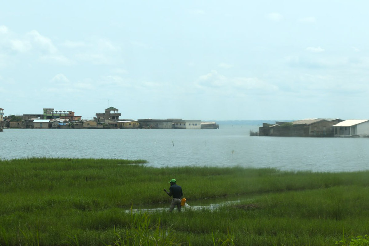 Туда, где Андрей Дубровский прожил три месяца, толпы туристов не текут. Да и сам владимирец отправился в Западную Африку не в статусе отдыхающего. Свое рабочее турне по Того и Бенину путешественник сравнивает с экспедицией из бумажных тревел-журналов вроде Geo и «Вокруг света». Всё вышло очень натурально и, конечно, не без трудностей.