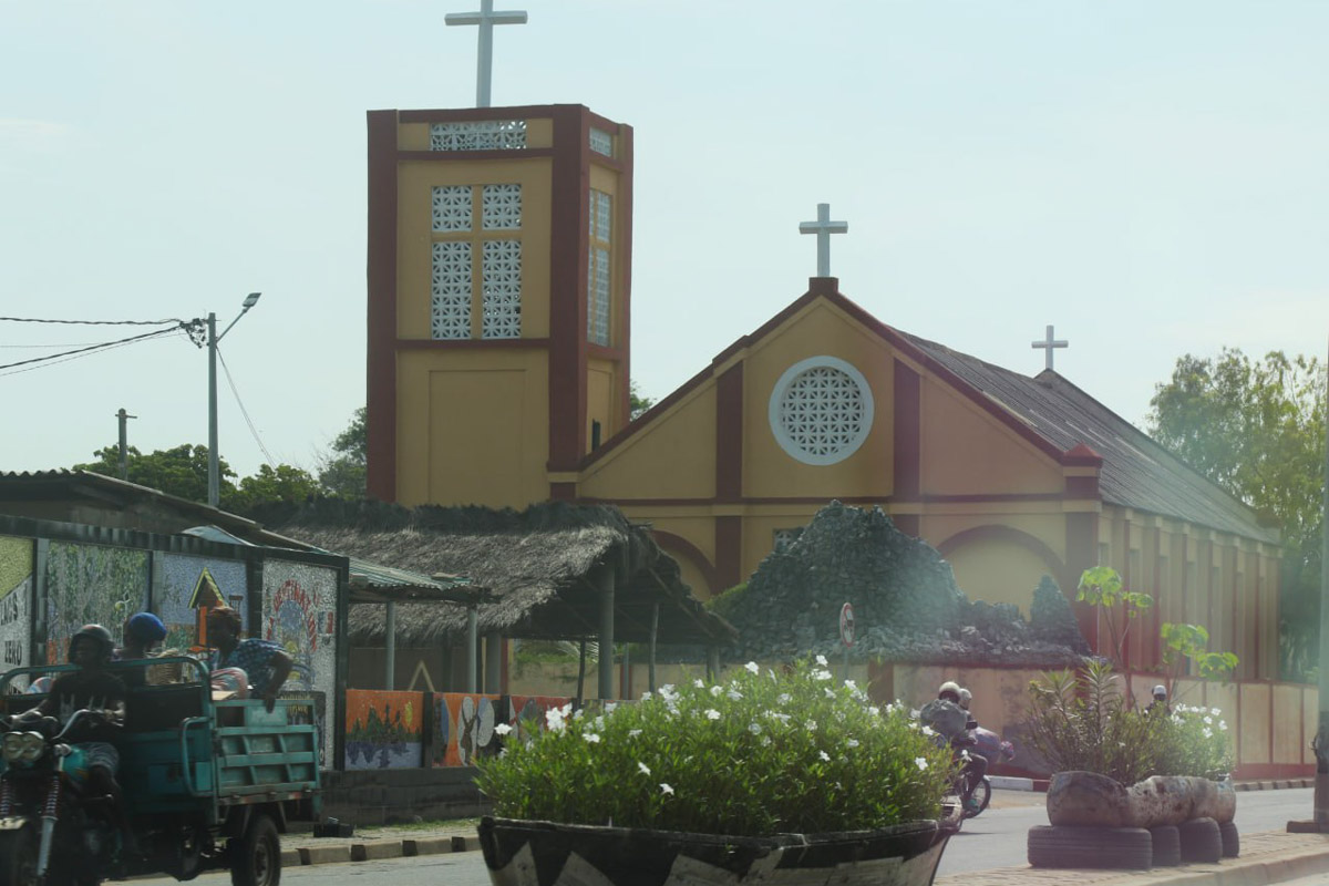 Туда, где Андрей Дубровский прожил три месяца, толпы туристов не текут. Да и сам владимирец отправился в Западную Африку не в статусе отдыхающего. Свое рабочее турне по Того и Бенину путешественник сравнивает с экспедицией из бумажных тревел-журналов вроде Geo и «Вокруг света». Всё вышло очень натурально и, конечно, не без трудностей.