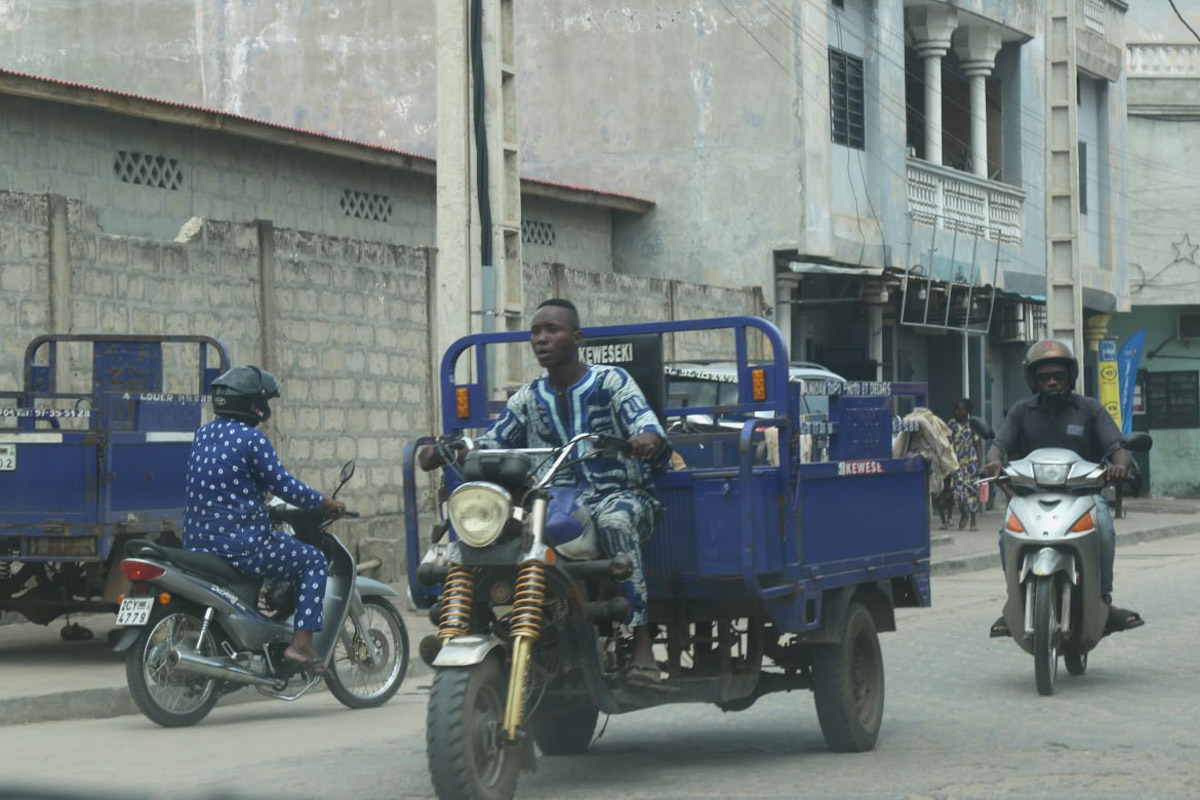 Туда, где Андрей Дубровский прожил три месяца, толпы туристов не текут. Да и сам владимирец отправился в Западную Африку не в статусе отдыхающего. Свое рабочее турне по Того и Бенину путешественник сравнивает с экспедицией из бумажных тревел-журналов вроде Geo и «Вокруг света». Всё вышло очень натурально и, конечно, не без трудностей.