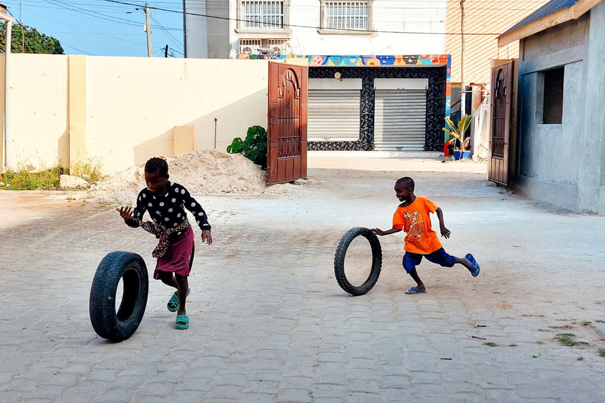 Туда, где Андрей Дубровский прожил три месяца, толпы туристов не текут. Да и сам владимирец отправился в Западную Африку не в статусе отдыхающего. Свое рабочее турне по Того и Бенину путешественник сравнивает с экспедицией из бумажных тревел-журналов вроде Geo и «Вокруг света». Всё вышло очень натурально и, конечно, не без трудностей.