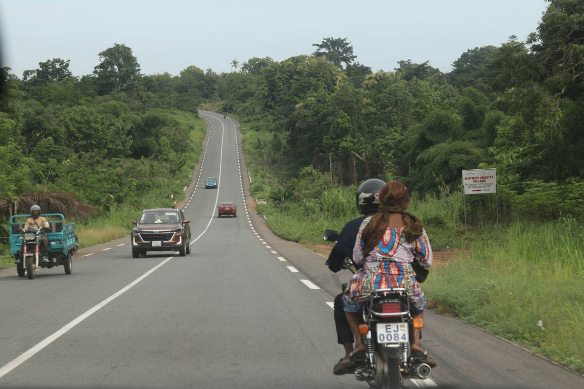 Туда, где Андрей Дубровский прожил три месяца, толпы туристов не текут. Да и сам владимирец отправился в Западную Африку не в статусе отдыхающего. Свое рабочее турне по Того и Бенину путешественник сравнивает с экспедицией из бумажных тревел-журналов вроде Geo и «Вокруг света». Всё вышло очень натурально и, конечно, не без трудностей.