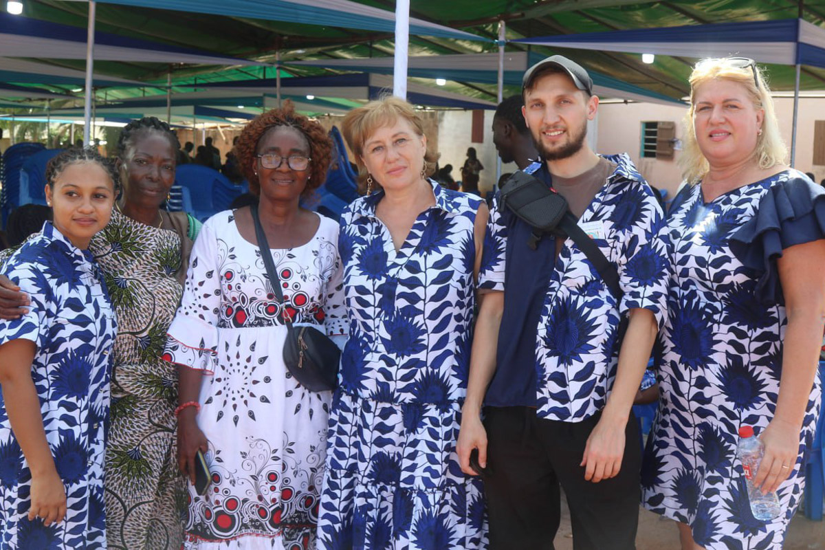 Туда, где Андрей Дубровский прожил три месяца, толпы туристов не текут. Да и сам владимирец отправился в Западную Африку не в статусе отдыхающего. Свое рабочее турне по Того и Бенину путешественник сравнивает с экспедицией из бумажных тревел-журналов вроде Geo и «Вокруг света». Всё вышло очень натурально и, конечно, не без трудностей.