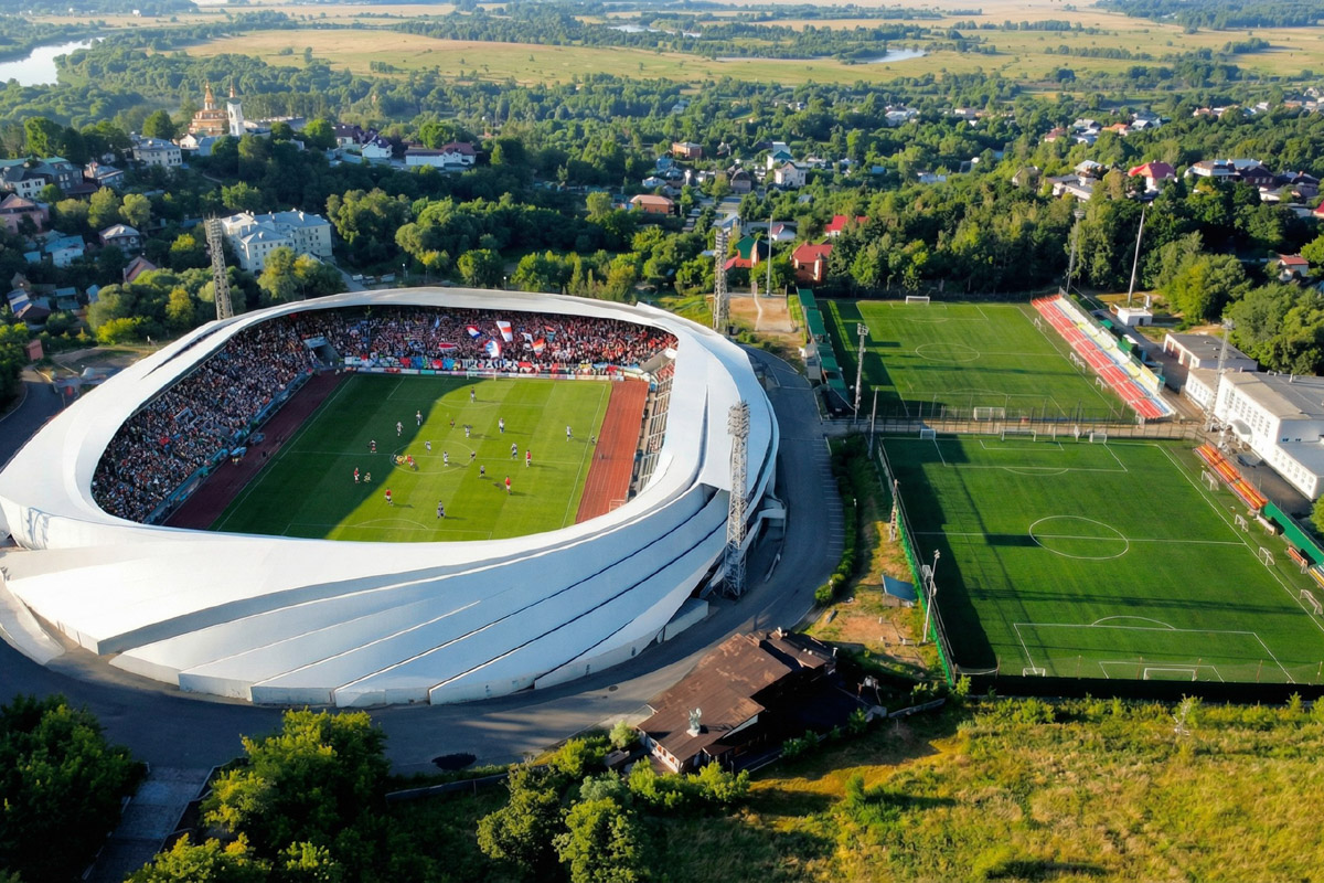 Как пел Юрий Антонов, «мечта сбывается и не сбывается». В случае большинства многообещающих городских проектов она исполниться не успела, но нейродизайнер Анастасия Якимова при помощи ИИ визуализировала для «Ключ-Медиа» идеальный Владимир. Мы представили, каким бы он мог встретить 2026 год, реализуй город все долгосрочные инициативы.