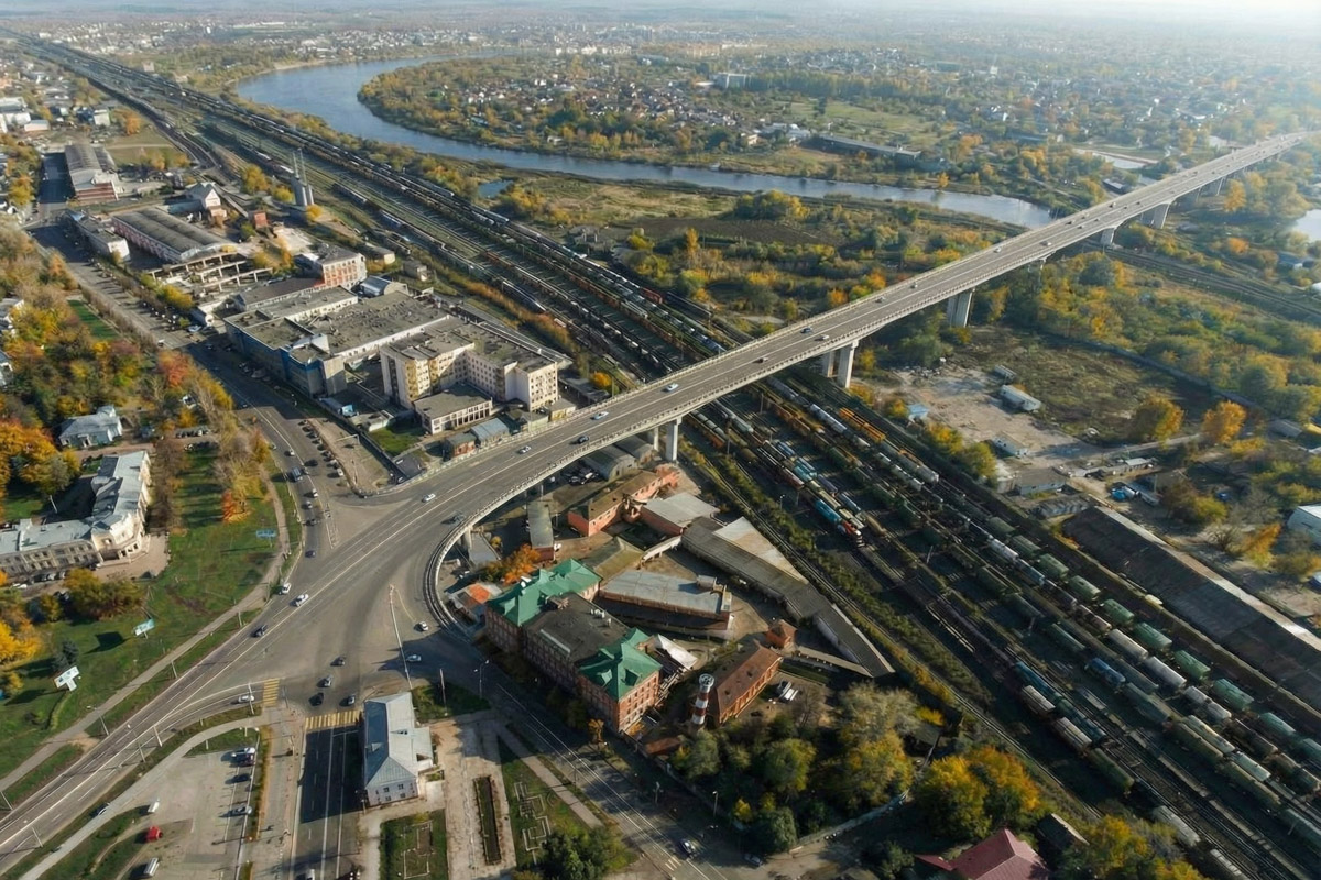 Как пел Юрий Антонов, «мечта сбывается и не сбывается». В случае большинства многообещающих городских проектов она исполниться не успела, но нейродизайнер Анастасия Якимова при помощи ИИ визуализировала для «Ключ-Медиа» идеальный Владимир. Мы представили, каким бы он мог встретить 2026 год, реализуй город все долгосрочные инициативы.