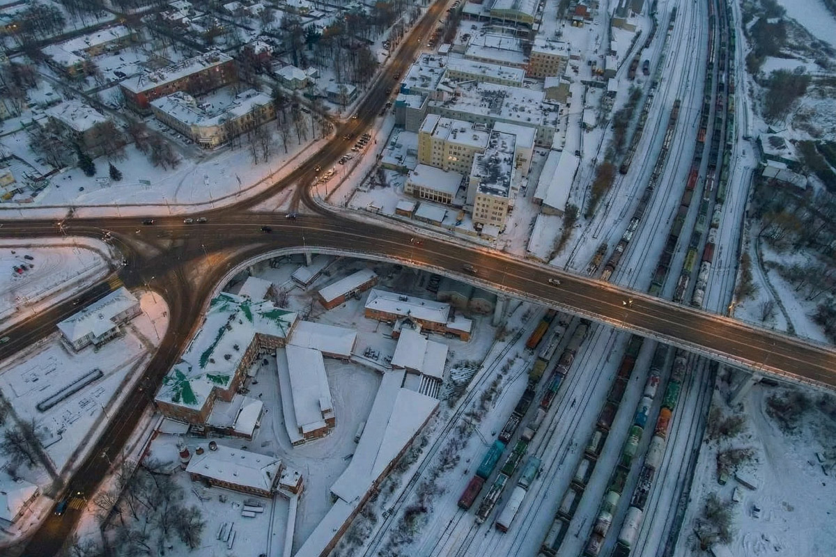 Как пел Юрий Антонов, «мечта сбывается и не сбывается». В случае большинства многообещающих городских проектов она исполниться не успела, но нейродизайнер Анастасия Якимова при помощи ИИ визуализировала для «Ключ-Медиа» идеальный Владимир. Мы представили, каким бы он мог встретить 2026 год, реализуй город все долгосрочные инициативы.
