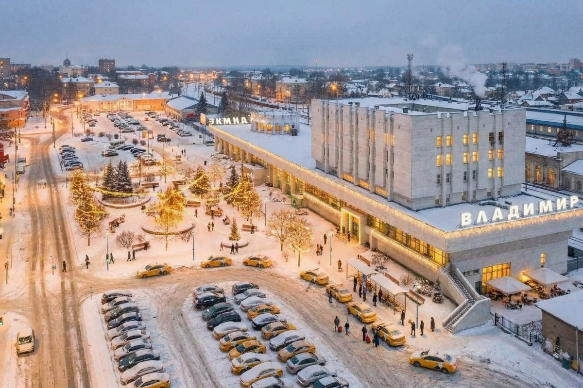 Как пел Юрий Антонов, «мечта сбывается и не сбывается». В случае большинства многообещающих городских проектов она исполниться не успела, но нейродизайнер Анастасия Якимова при помощи ИИ визуализировала для «Ключ-Медиа» идеальный Владимир. Мы представили, каким бы он мог встретить 2026 год, реализуй город все долгосрочные инициативы.
