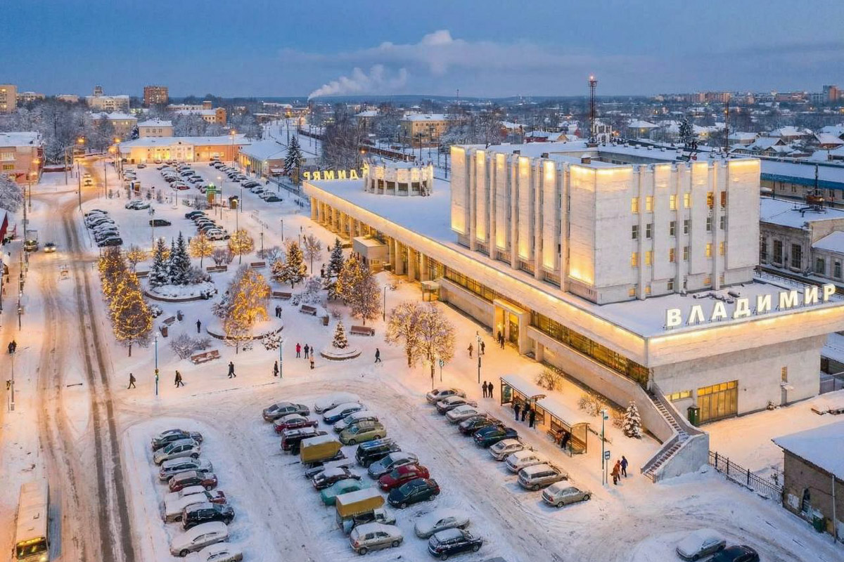 Как пел Юрий Антонов, «мечта сбывается и не сбывается». В случае большинства многообещающих городских проектов она исполниться не успела, но нейродизайнер Анастасия Якимова при помощи ИИ визуализировала для «Ключ-Медиа» идеальный Владимир. Мы представили, каким бы он мог встретить 2026 год, реализуй город все долгосрочные инициативы.