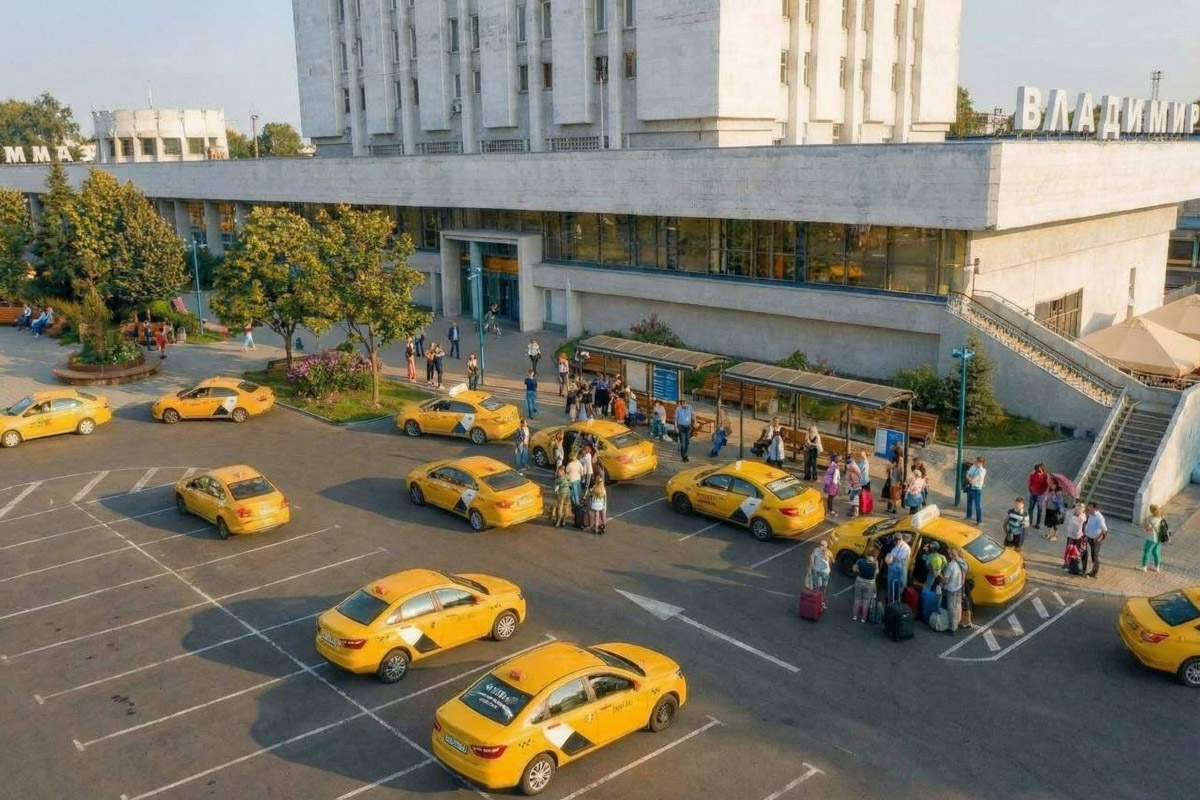 Как пел Юрий Антонов, «мечта сбывается и не сбывается». В случае большинства многообещающих городских проектов она исполниться не успела, но нейродизайнер Анастасия Якимова при помощи ИИ визуализировала для «Ключ-Медиа» идеальный Владимир. Мы представили, каким бы он мог встретить 2026 год, реализуй город все долгосрочные инициативы.