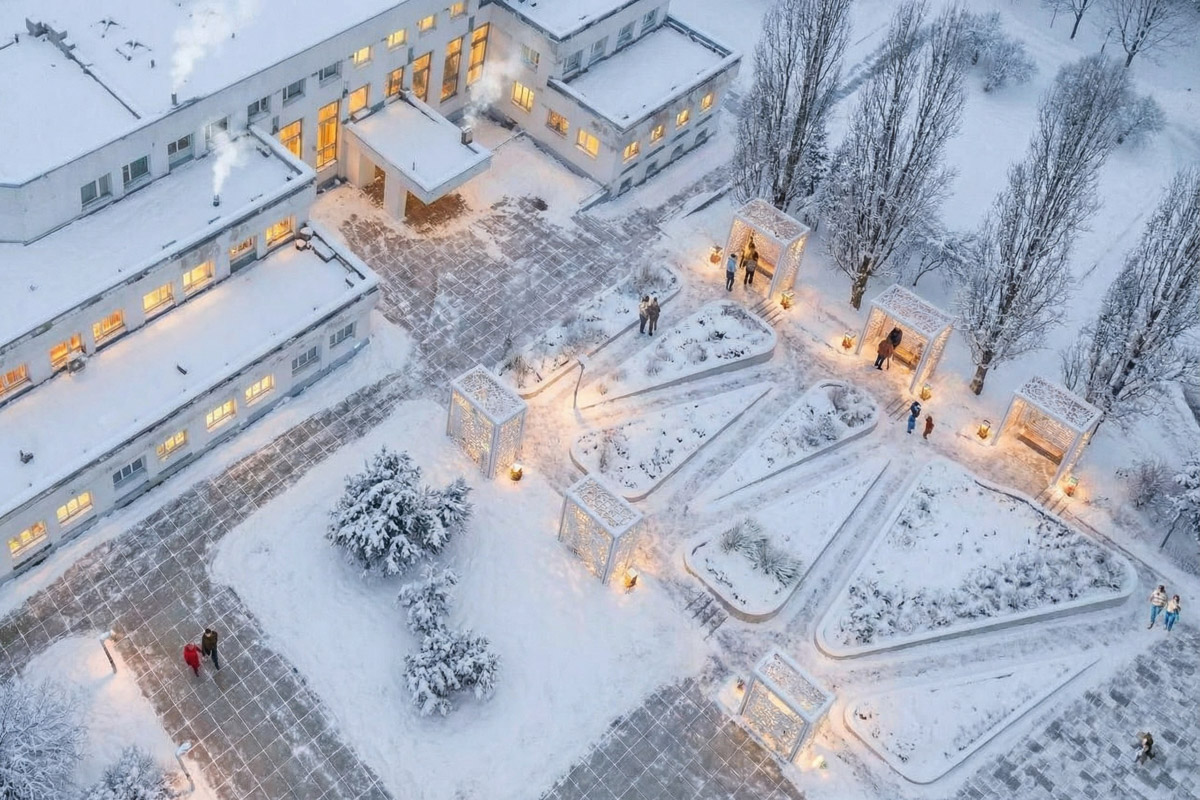 Как пел Юрий Антонов, «мечта сбывается и не сбывается». В случае большинства многообещающих городских проектов она исполниться не успела, но нейродизайнер Анастасия Якимова при помощи ИИ визуализировала для «Ключ-Медиа» идеальный Владимир. Мы представили, каким бы он мог встретить 2026 год, реализуй город все долгосрочные инициативы.