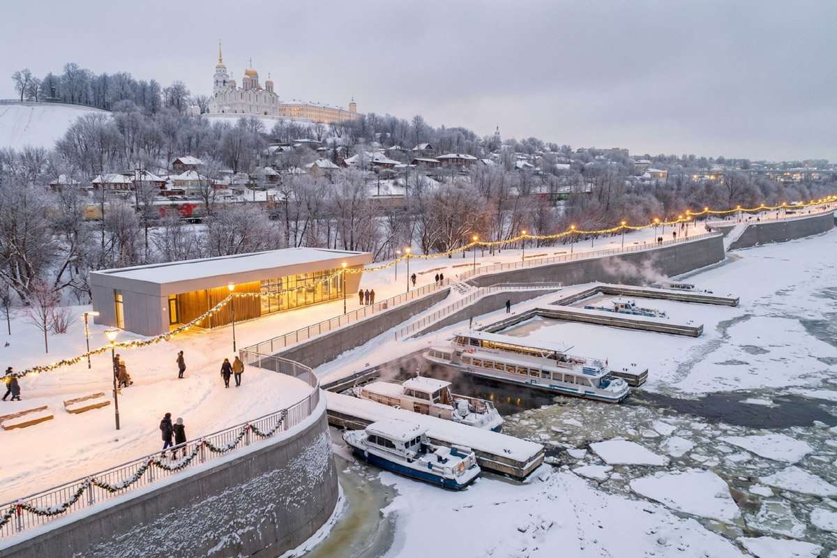 Как пел Юрий Антонов, «мечта сбывается и не сбывается». В случае большинства многообещающих городских проектов она исполниться не успела, но нейродизайнер Анастасия Якимова при помощи ИИ визуализировала для «Ключ-Медиа» идеальный Владимир. Мы представили, каким бы он мог встретить 2026 год, реализуй город все долгосрочные инициативы.