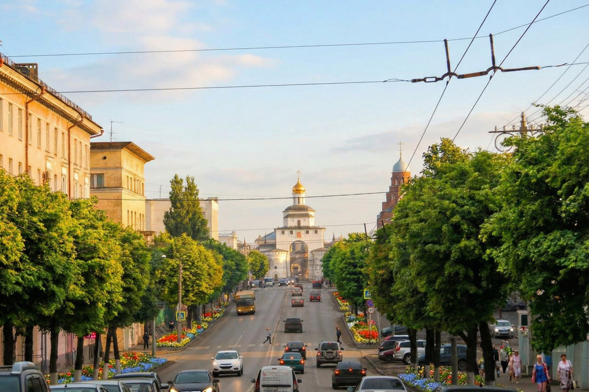 Как пел Юрий Антонов, «мечта сбывается и не сбывается». В случае большинства многообещающих городских проектов она исполниться не успела, но нейродизайнер Анастасия Якимова при помощи ИИ визуализировала для «Ключ-Медиа» идеальный Владимир. Мы представили, каким бы он мог встретить 2026 год, реализуй город все долгосрочные инициативы.