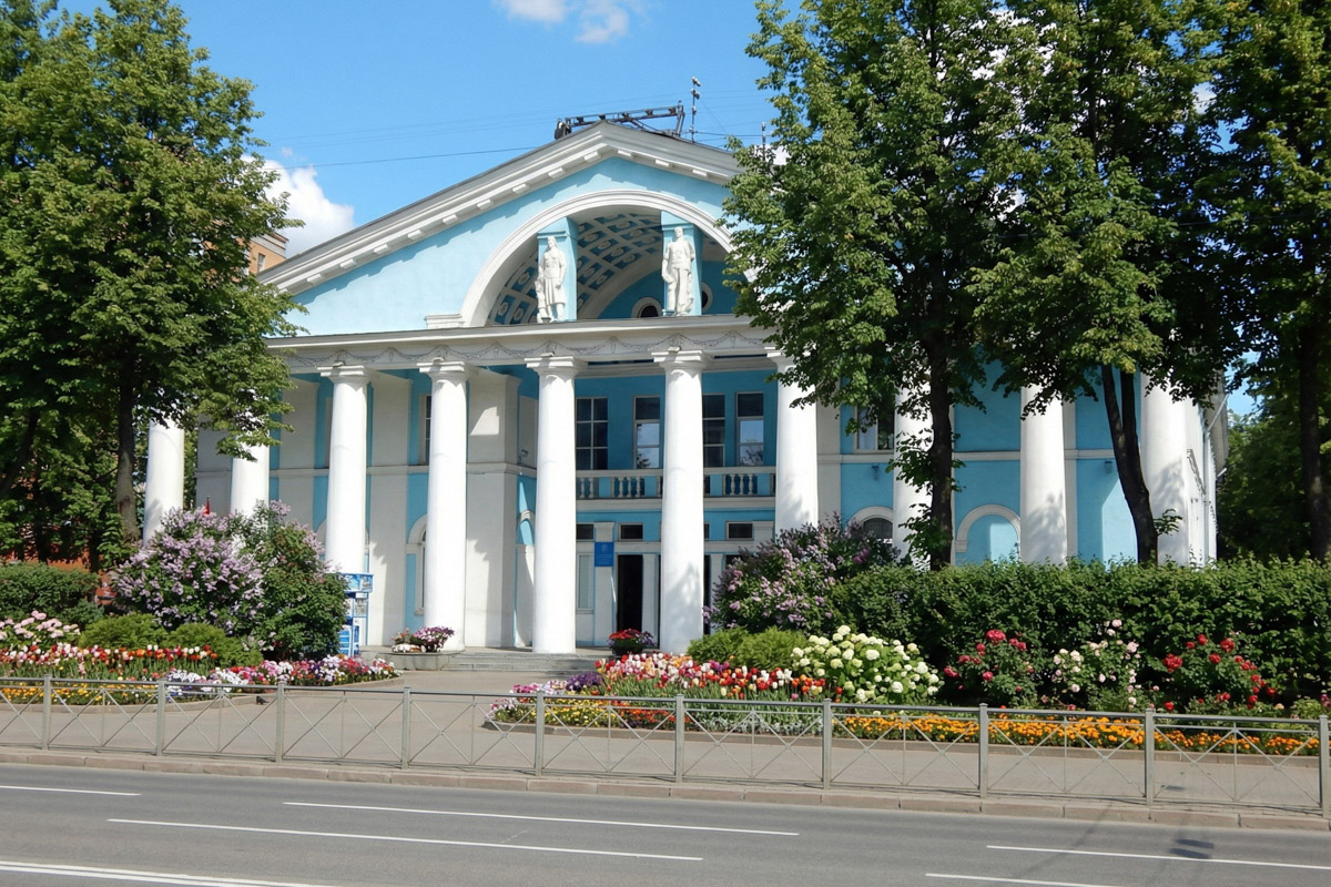 Как пел Юрий Антонов, «мечта сбывается и не сбывается». В случае большинства многообещающих городских проектов она исполниться не успела, но нейродизайнер Анастасия Якимова при помощи ИИ визуализировала для «Ключ-Медиа» идеальный Владимир. Мы представили, каким бы он мог встретить 2026 год, реализуй город все долгосрочные инициативы.