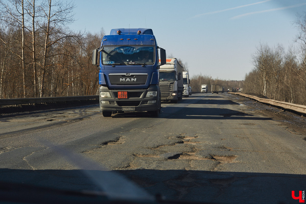 Во Владимирской области в этом году отремонтируют сразу три путепровода и мост. Дело хорошее, вот только работы продлятся почти до конца осени, а значит, пробок и заторов не избежать. Причем на популярных направлениях движения. Так, например, Южный объезд Владимира, который зачастую не справляется с потоком идущего транспорта, рискует вообще остановиться. Об этих и других новостях рассказываем в дорожном обзоре.