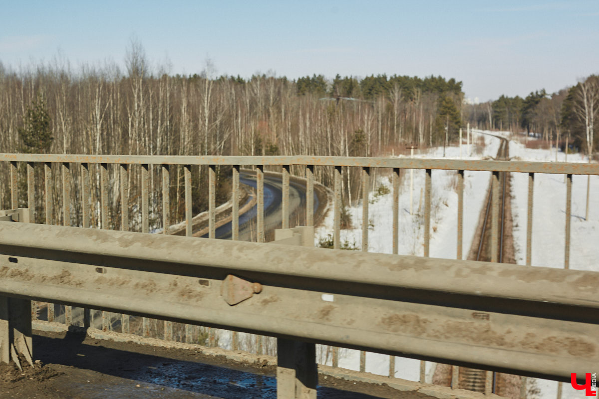 Во Владимирской области в этом году отремонтируют сразу три путепровода и мост. Дело хорошее, вот только работы продлятся почти до конца осени, а значит, пробок и заторов не избежать. Причем на популярных направлениях движения. Так, например, Южный объезд Владимира, который зачастую не справляется с потоком идущего транспорта, рискует вообще остановиться. Об этих и других новостях рассказываем в дорожном обзоре.