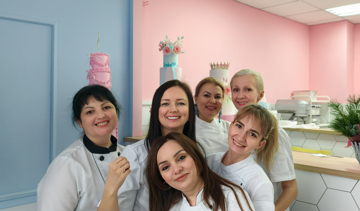 Кондитера Елену Синицыну можно в шутку назвать амбассадором звездной семьи Яны Рудковской и Евгения Плющенко во Владимире. Девушка не первый год участвует в создании тортов по заказу известной четы, и минувшие праздники не стали исключением. На этот раз она колдовала над сладкими гигантами для ведущей и ее сына Александра. 