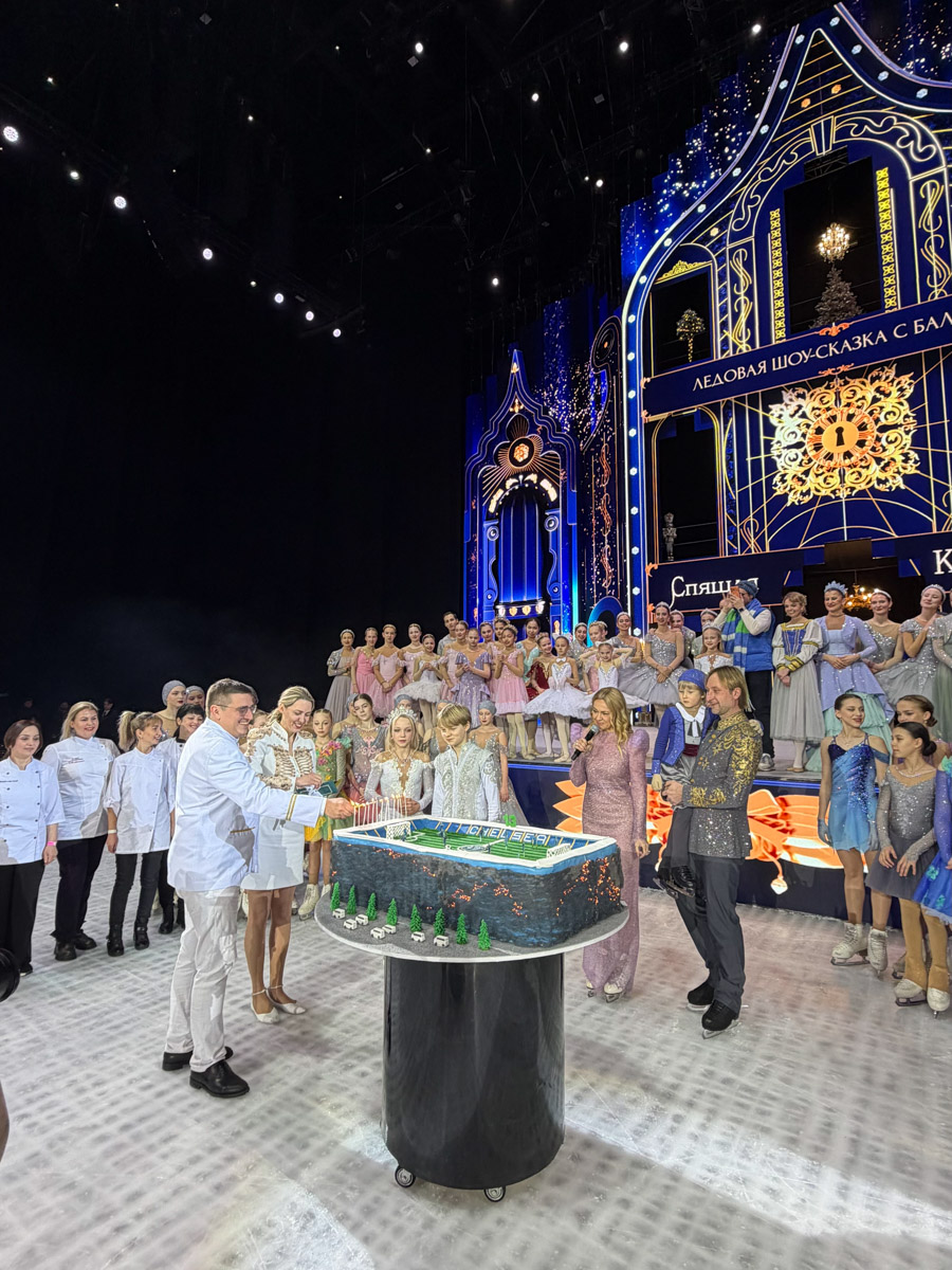 Кондитера Елену Синицыну можно в шутку назвать амбассадором звездной семьи Яны Рудковской и Евгения Плющенко во Владимире. Девушка не первый год участвует в создании тортов по заказу известной четы, и минувшие праздники не стали исключением. На этот раз она колдовала над сладкими гигантами для ведущей и ее сына Александра. 