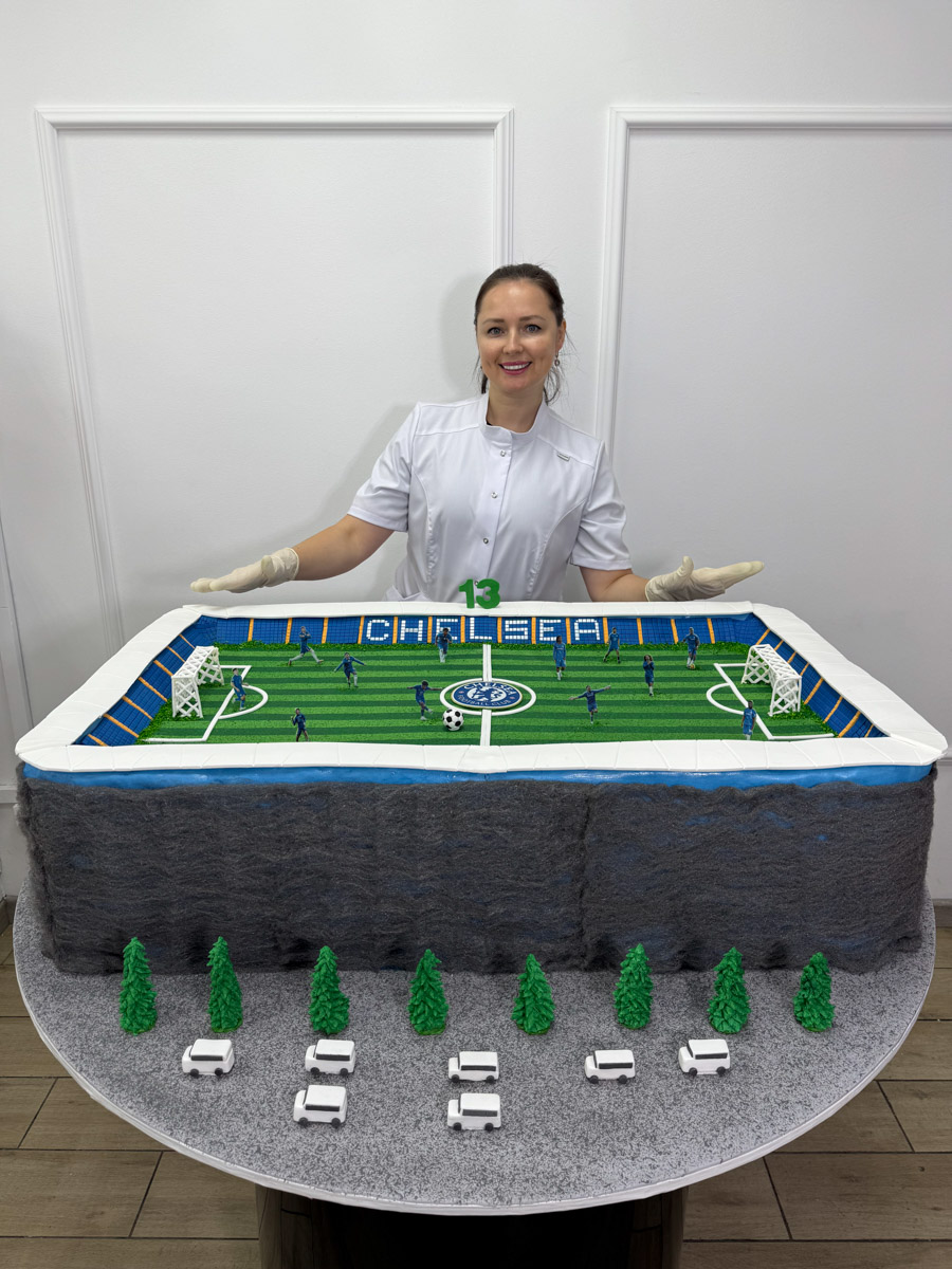 Кондитера Елену Синицыну можно в шутку назвать амбассадором звездной семьи Яны Рудковской и Евгения Плющенко во Владимире. Девушка не первый год участвует в создании тортов по заказу известной четы, и минувшие праздники не стали исключением. На этот раз она колдовала над сладкими гигантами для ведущей и ее сына Александра. 