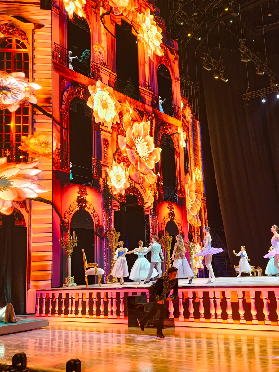 Кондитера Елену Синицыну можно в шутку назвать амбассадором звездной семьи Яны Рудковской и Евгения Плющенко во Владимире. Девушка не первый год участвует в создании тортов по заказу известной четы, и минувшие праздники не стали исключением. На этот раз она колдовала над сладкими гигантами для ведущей и ее сына Александра. 