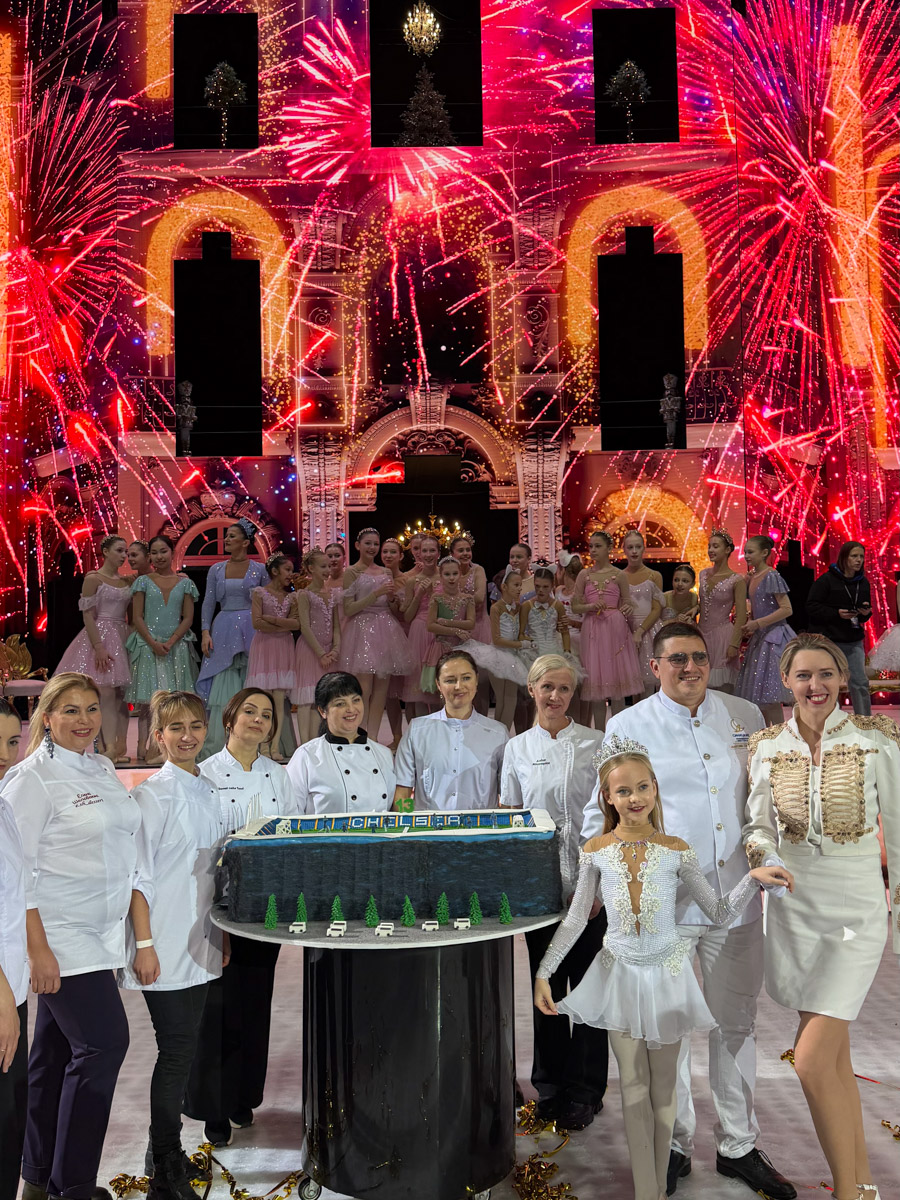 Кондитера Елену Синицыну можно в шутку назвать амбассадором звездной семьи Яны Рудковской и Евгения Плющенко во Владимире. Девушка не первый год участвует в создании тортов по заказу известной четы, и минувшие праздники не стали исключением. На этот раз она колдовала над сладкими гигантами для ведущей и ее сына Александра. 