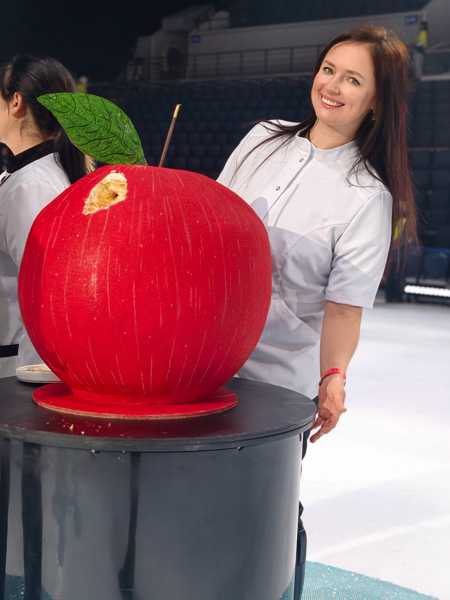 Кондитера Елену Синицыну можно в шутку назвать амбассадором звездной семьи Яны Рудковской и Евгения Плющенко во Владимире. Девушка не первый год участвует в создании тортов по заказу известной четы, и минувшие праздники не стали исключением. На этот раз она колдовала над сладкими гигантами для ведущей и ее сына Александра. 