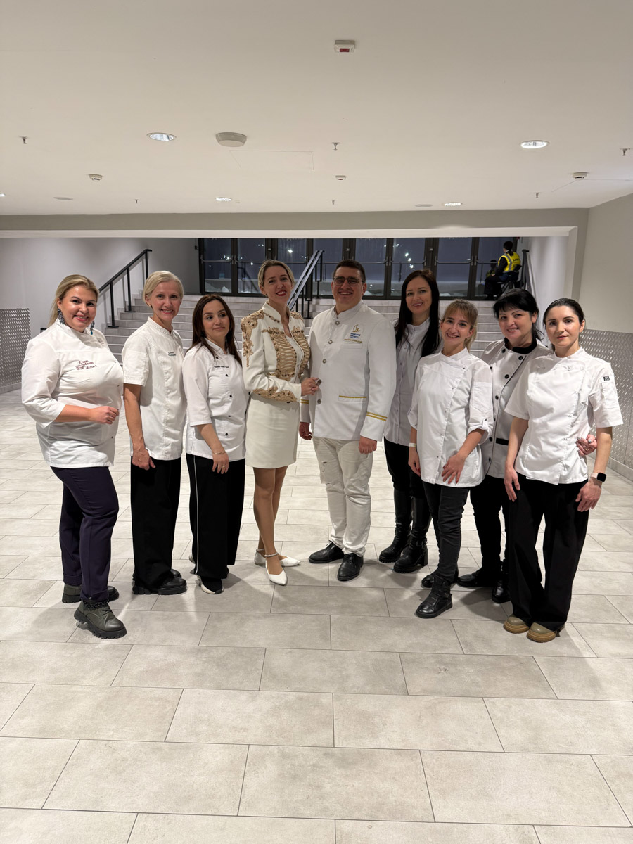 Кондитера Елену Синицыну можно в шутку назвать амбассадором звездной семьи Яны Рудковской и Евгения Плющенко во Владимире. Девушка не первый год участвует в создании тортов по заказу известной четы, и минувшие праздники не стали исключением. На этот раз она колдовала над сладкими гигантами для ведущей и ее сына Александра. 