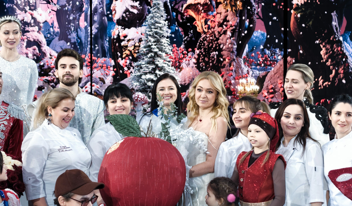 Кондитера Елену Синицыну можно в шутку назвать амбассадором звездной семьи Яны Рудковской и Евгения Плющенко во Владимире. Девушка не первый год участвует в создании тортов по заказу известной четы, и минувшие праздники не стали исключением. На этот раз она колдовала над сладкими гигантами для ведущей и ее сына Александра. 