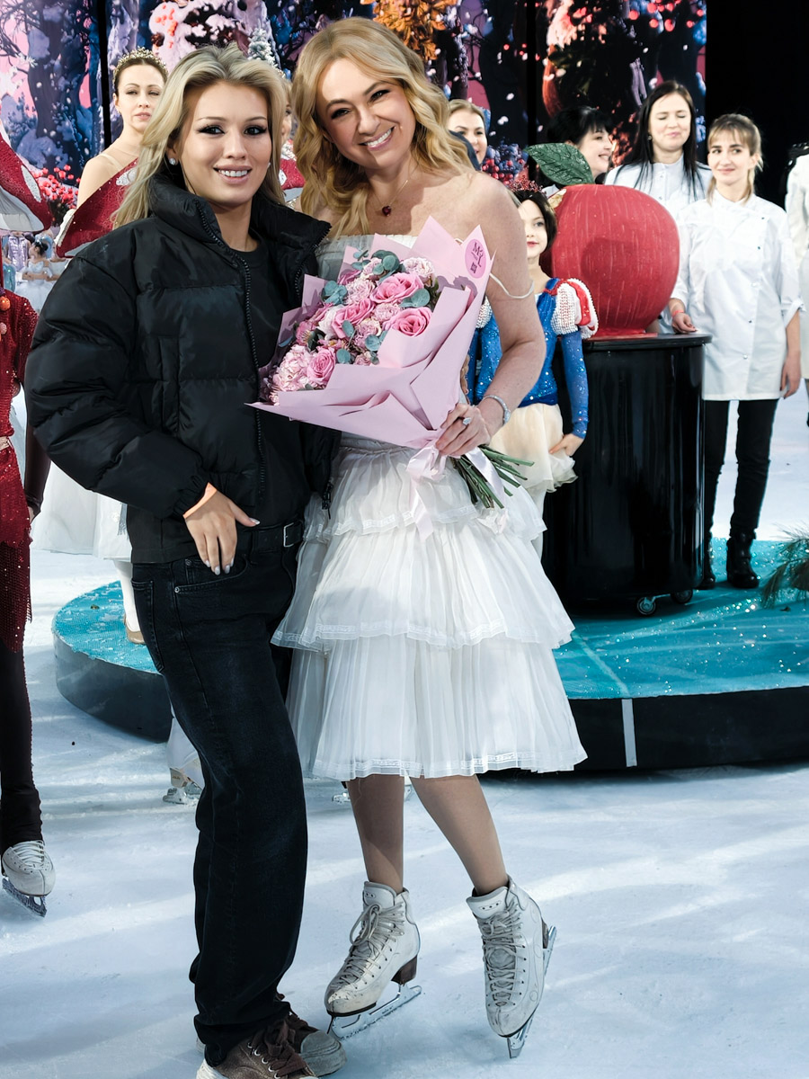 Кондитера Елену Синицыну можно в шутку назвать амбассадором звездной семьи Яны Рудковской и Евгения Плющенко во Владимире. Девушка не первый год участвует в создании тортов по заказу известной четы, и минувшие праздники не стали исключением. На этот раз она колдовала над сладкими гигантами для ведущей и ее сына Александра. 