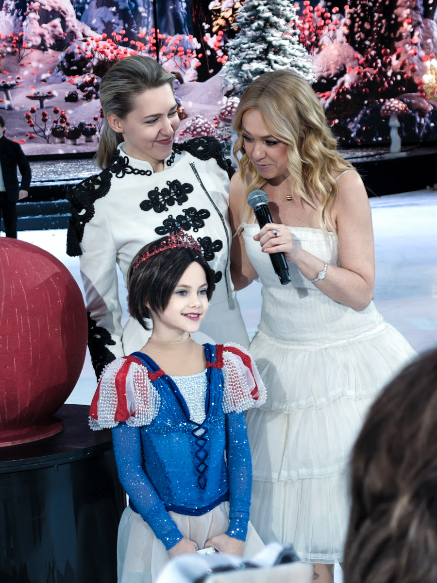 Кондитера Елену Синицыну можно в шутку назвать амбассадором звездной семьи Яны Рудковской и Евгения Плющенко во Владимире. Девушка не первый год участвует в создании тортов по заказу известной четы, и минувшие праздники не стали исключением. На этот раз она колдовала над сладкими гигантами для ведущей и ее сына Александра. 