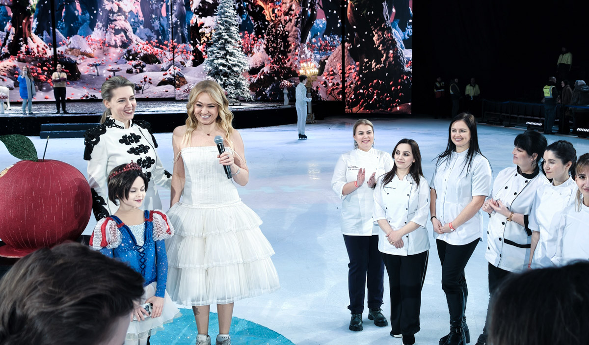 Кондитера Елену Синицыну можно в шутку назвать амбассадором звездной семьи Яны Рудковской и Евгения Плющенко во Владимире. Девушка не первый год участвует в создании тортов по заказу известной четы, и минувшие праздники не стали исключением. На этот раз она колдовала над сладкими гигантами для ведущей и ее сына Александра. 