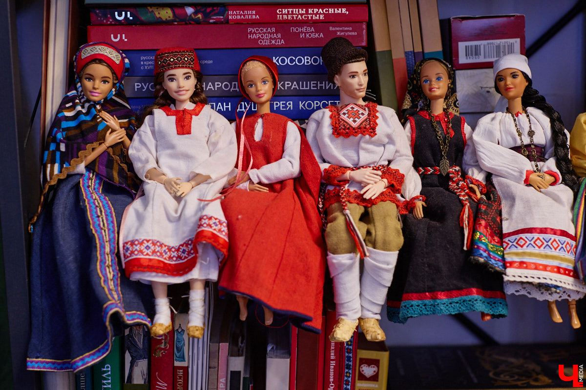 Играть в куклы можно в любом возрасте. Впрочем, зрелые люди ищут в таком хобби нечто большее. Например, Ольга Куликова не только собирает Барби, которых набралось несколько сотен. Она создала домашний музей национальных костюмов в миниатюре. О собранных ею образах и коллекции в целом стилист поведала нашему изданию.