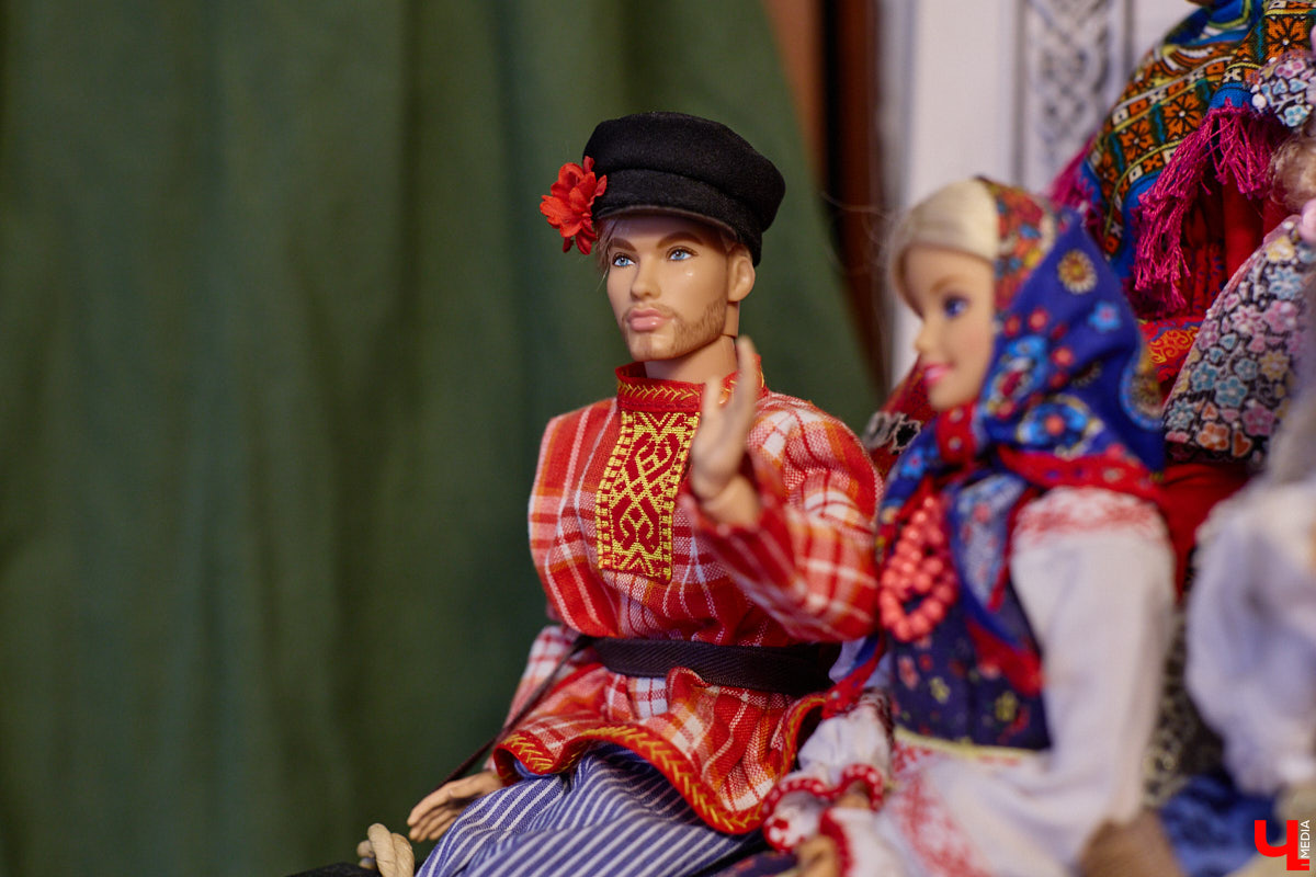 Играть в куклы можно в любом возрасте. Впрочем, зрелые люди ищут в таком хобби нечто большее. Например, Ольга Куликова не только собирает Барби, которых набралось несколько сотен. Она создала домашний музей национальных костюмов в миниатюре. О собранных ею образах и коллекции в целом стилист поведала нашему изданию.