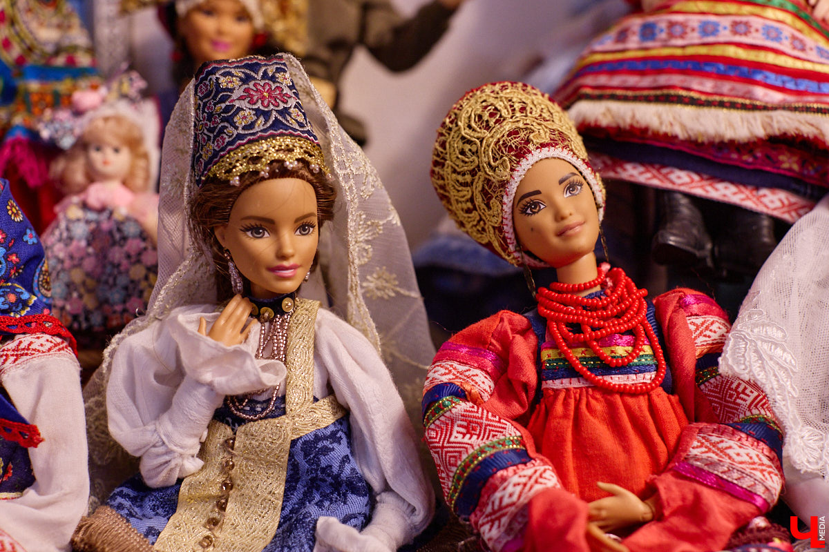 Играть в куклы можно в любом возрасте. Впрочем, зрелые люди ищут в таком хобби нечто большее. Например, Ольга Куликова не только собирает Барби, которых набралось несколько сотен. Она создала домашний музей национальных костюмов в миниатюре. О собранных ею образах и коллекции в целом стилист поведала нашему изданию.