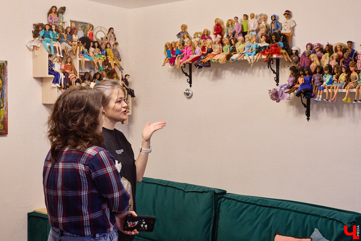Играть в куклы можно в любом возрасте. Впрочем, зрелые люди ищут в таком хобби нечто большее. Например, Ольга Куликова не только собирает Барби, которых набралось несколько сотен. Она создала домашний музей национальных костюмов в миниатюре. О собранных ею образах и коллекции в целом стилист поведала нашему изданию.