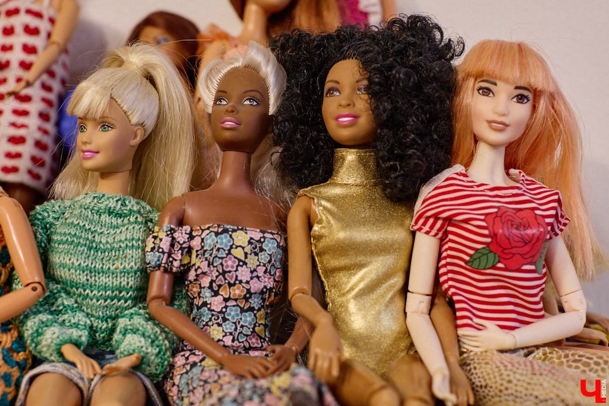 Играть в куклы можно в любом возрасте. Впрочем, зрелые люди ищут в таком хобби нечто большее. Например, Ольга Куликова не только собирает Барби, которых набралось несколько сотен. Она создала домашний музей национальных костюмов в миниатюре. О собранных ею образах и коллекции в целом стилист поведала нашему изданию.