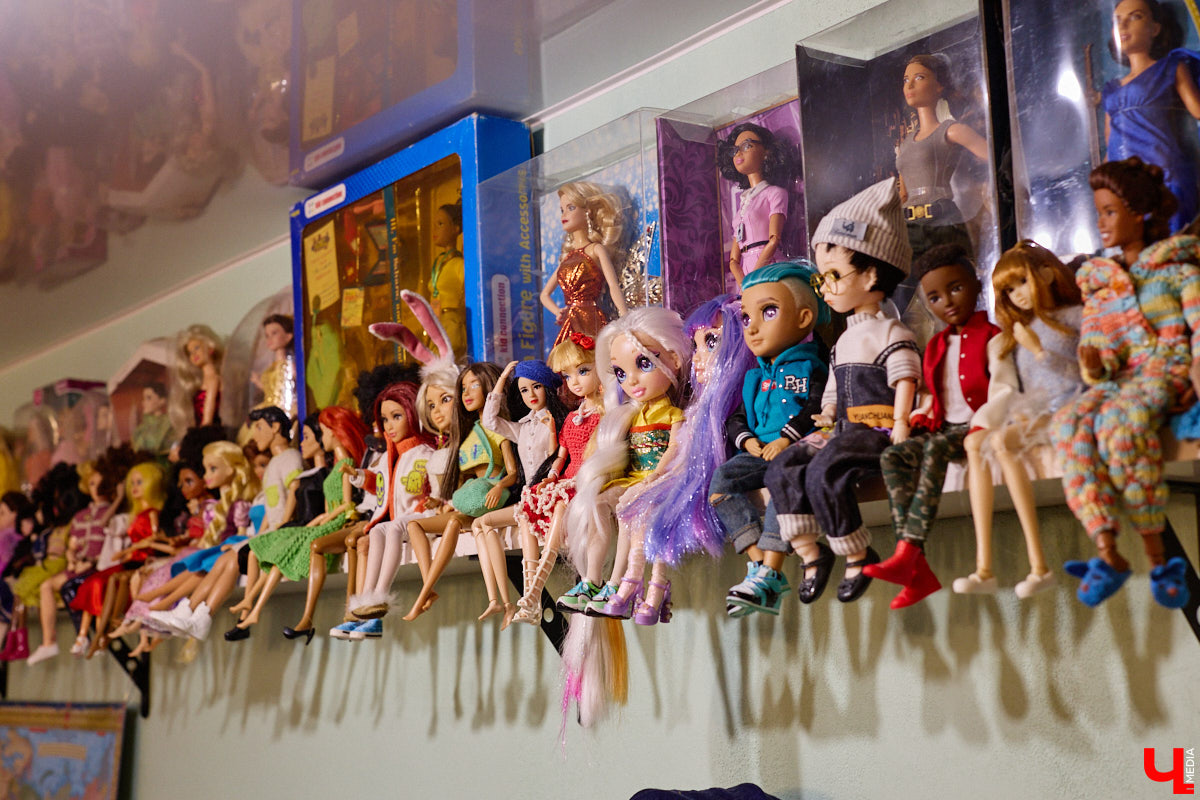 Играть в куклы можно в любом возрасте. Впрочем, зрелые люди ищут в таком хобби нечто большее. Например, Ольга Куликова не только собирает Барби, которых набралось несколько сотен. Она создала домашний музей национальных костюмов в миниатюре. О собранных ею образах и коллекции в целом стилист поведала нашему изданию.