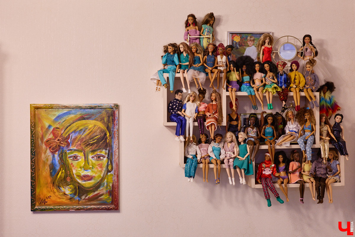 Играть в куклы можно в любом возрасте. Впрочем, зрелые люди ищут в таком хобби нечто большее. Например, Ольга Куликова не только собирает Барби, которых набралось несколько сотен. Она создала домашний музей национальных костюмов в миниатюре. О собранных ею образах и коллекции в целом стилист поведала нашему изданию.