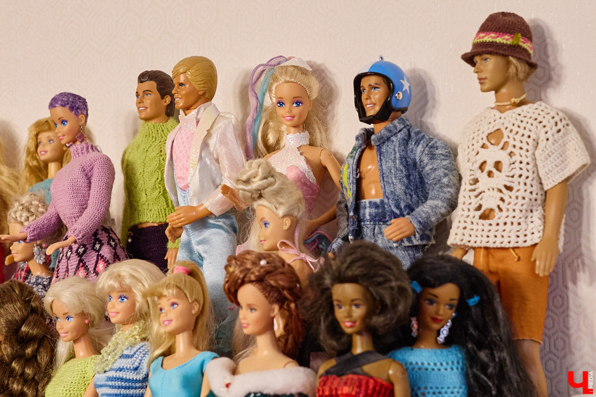 Играть в куклы можно в любом возрасте. Впрочем, зрелые люди ищут в таком хобби нечто большее. Например, Ольга Куликова не только собирает Барби, которых набралось несколько сотен. Она создала домашний музей национальных костюмов в миниатюре. О собранных ею образах и коллекции в целом стилист поведала нашему изданию.