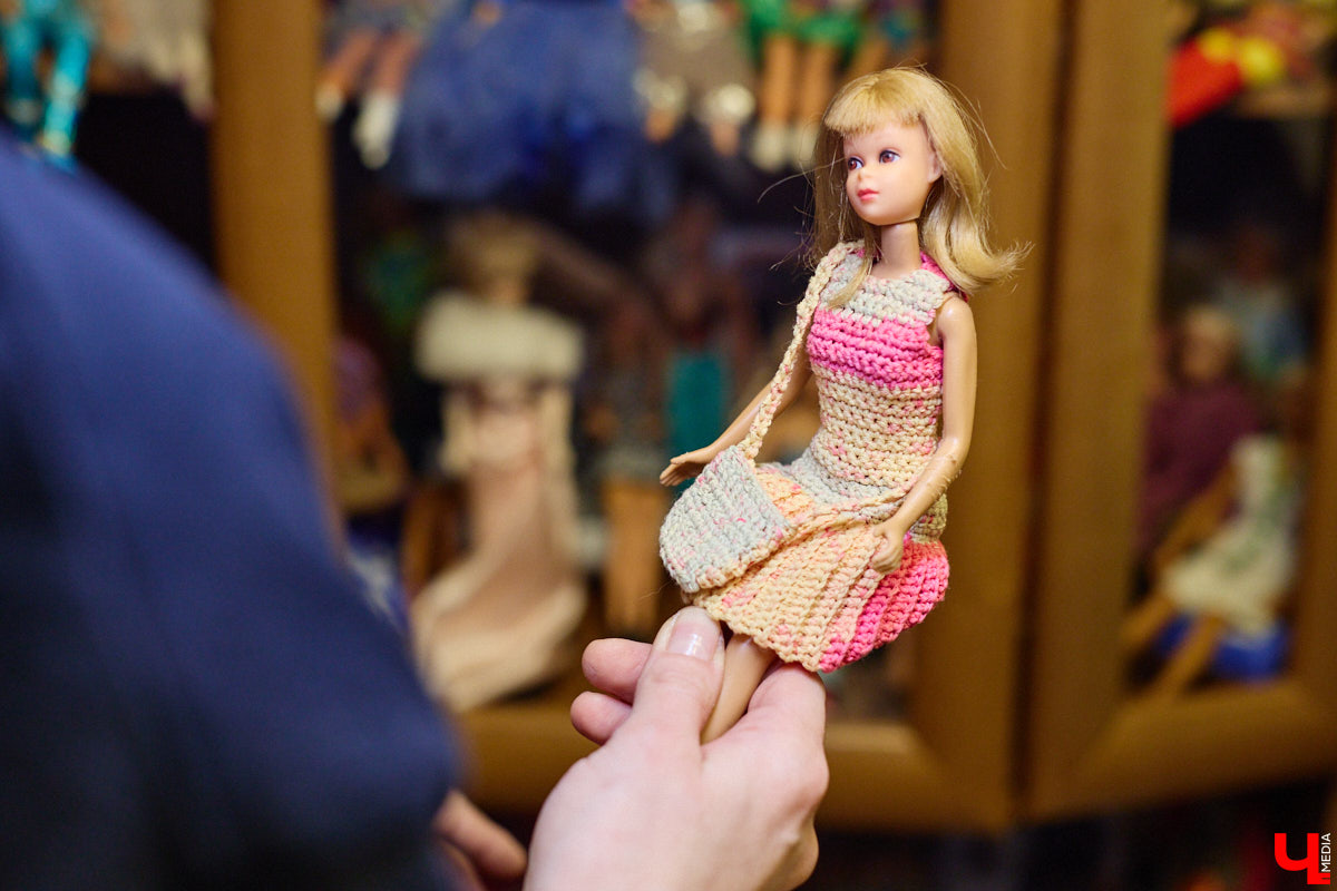 Играть в куклы можно в любом возрасте. Впрочем, зрелые люди ищут в таком хобби нечто большее. Например, Ольга Куликова не только собирает Барби, которых набралось несколько сотен. Она создала домашний музей национальных костюмов в миниатюре. О собранных ею образах и коллекции в целом стилист поведала нашему изданию.