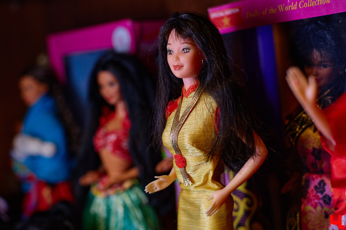 Играть в куклы можно в любом возрасте. Впрочем, зрелые люди ищут в таком хобби нечто большее. Например, Ольга Куликова не только собирает Барби, которых набралось несколько сотен. Она создала домашний музей национальных костюмов в миниатюре. О собранных ею образах и коллекции в целом стилист поведала нашему изданию.