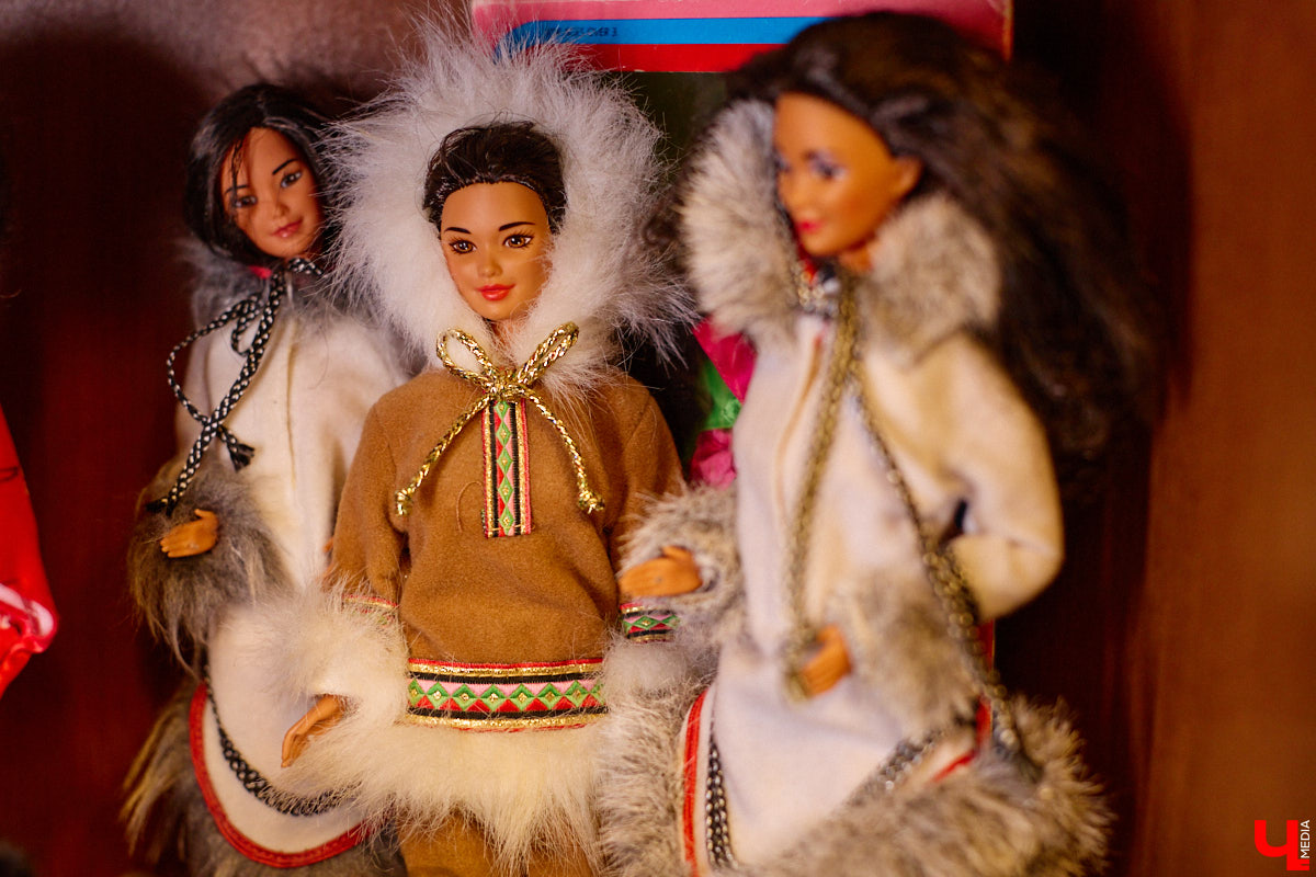 Играть в куклы можно в любом возрасте. Впрочем, зрелые люди ищут в таком хобби нечто большее. Например, Ольга Куликова не только собирает Барби, которых набралось несколько сотен. Она создала домашний музей национальных костюмов в миниатюре. О собранных ею образах и коллекции в целом стилист поведала нашему изданию.