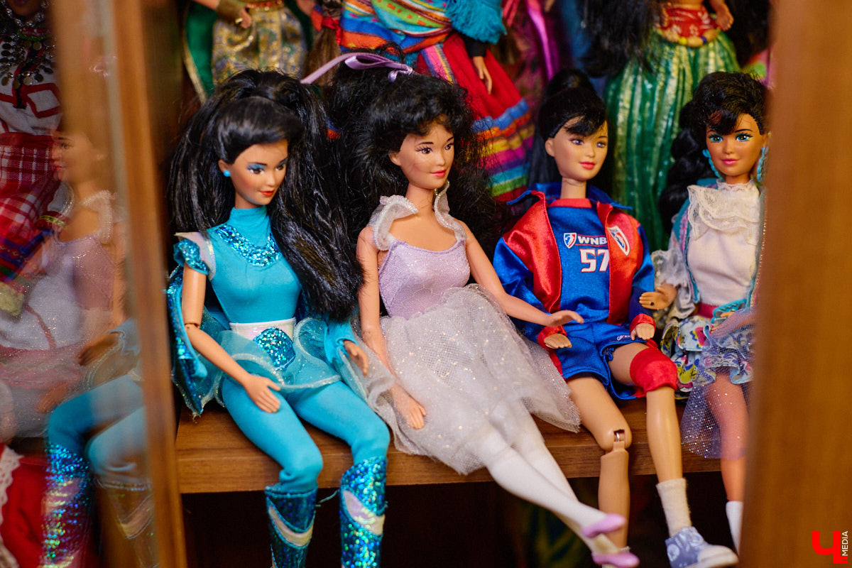 Играть в куклы можно в любом возрасте. Впрочем, зрелые люди ищут в таком хобби нечто большее. Например, Ольга Куликова не только собирает Барби, которых набралось несколько сотен. Она создала домашний музей национальных костюмов в миниатюре. О собранных ею образах и коллекции в целом стилист поведала нашему изданию.