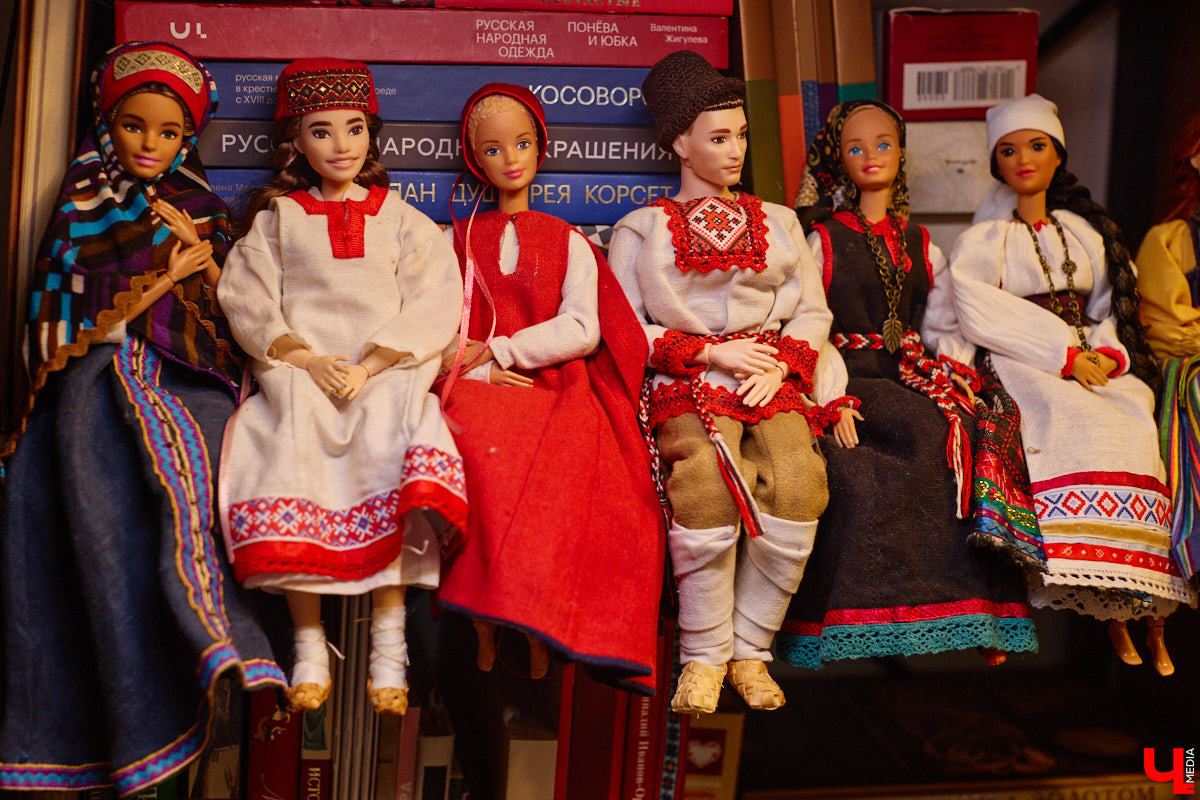 Играть в куклы можно в любом возрасте. Впрочем, зрелые люди ищут в таком хобби нечто большее. Например, Ольга Куликова не только собирает Барби, которых набралось несколько сотен. Она создала домашний музей национальных костюмов в миниатюре. О собранных ею образах и коллекции в целом стилист поведала нашему изданию.